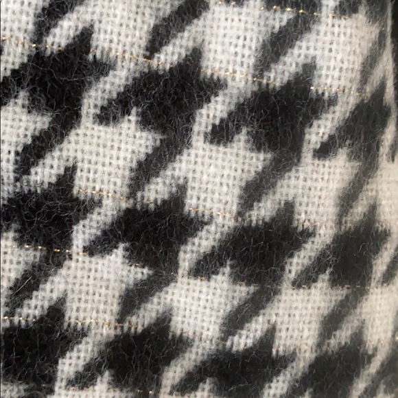 Winter scarf in black & white with some gold - Picture 3 of 4